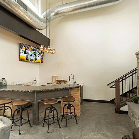 Brand New Upscale Home- Best Location! ホワイトフィッシュ エクステリア 写真