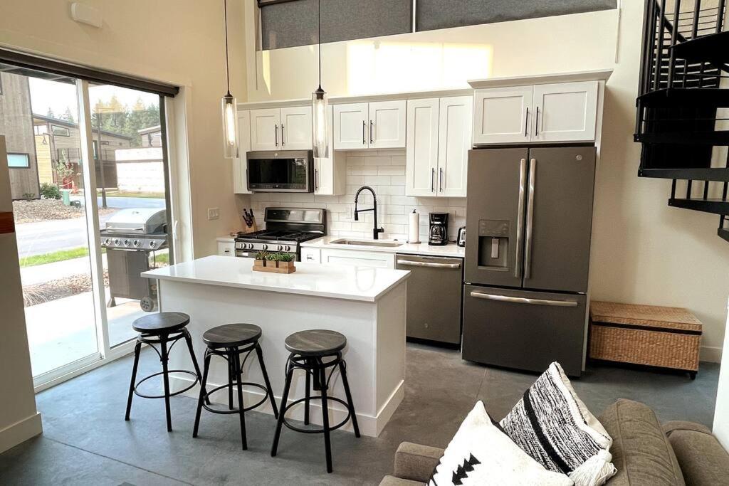 Brand New Upscale Home- Best Location! ホワイトフィッシュ エクステリア 写真