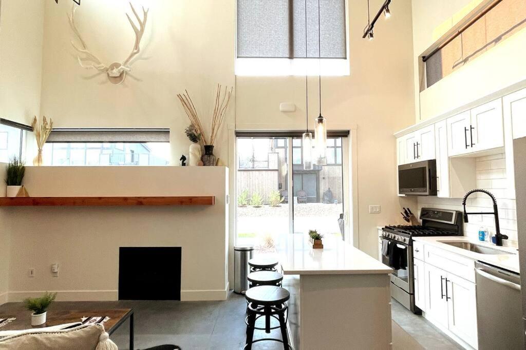 Brand New Upscale Home- Best Location! ホワイトフィッシュ エクステリア 写真
