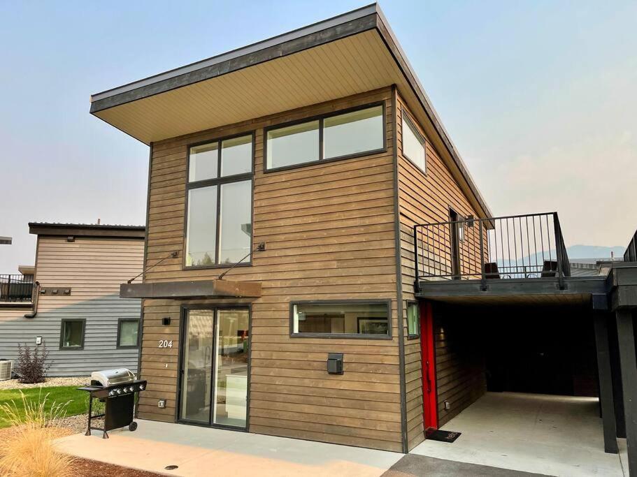 Brand New Upscale Home- Best Location! ホワイトフィッシュ エクステリア 写真