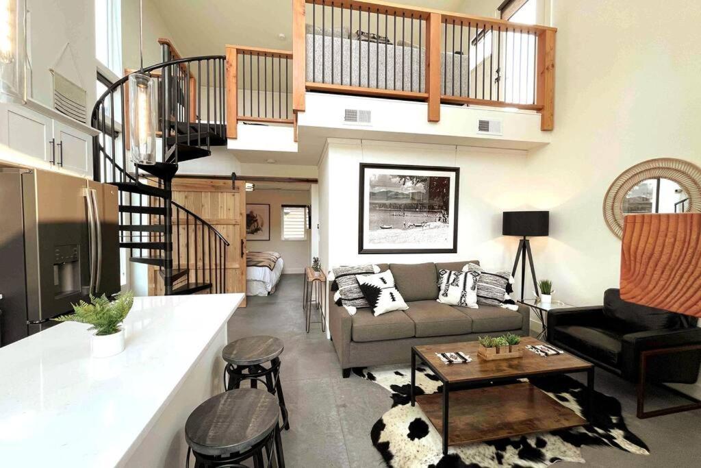 Brand New Upscale Home- Best Location! ホワイトフィッシュ エクステリア 写真