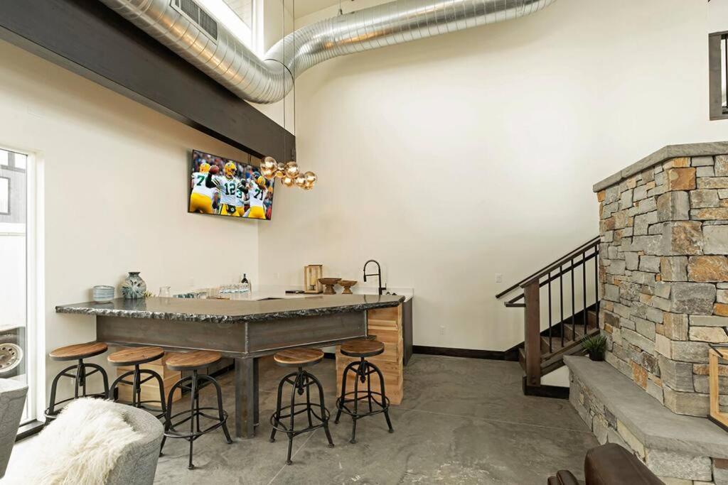 Brand New Upscale Home- Best Location! ホワイトフィッシュ エクステリア 写真