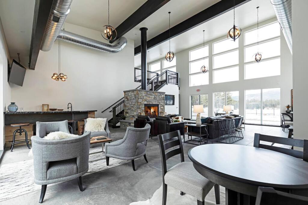 Brand New Upscale Home- Best Location! ホワイトフィッシュ エクステリア 写真