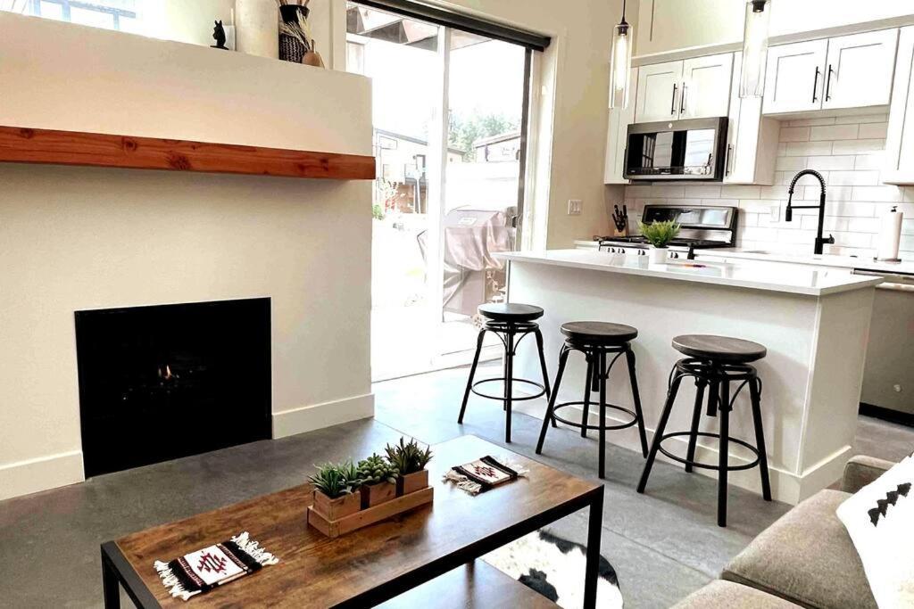 Brand New Upscale Home- Best Location! ホワイトフィッシュ エクステリア 写真