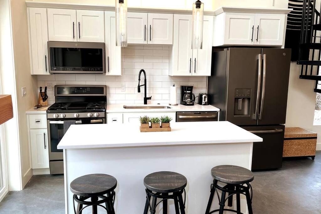 Brand New Upscale Home- Best Location! ホワイトフィッシュ エクステリア 写真