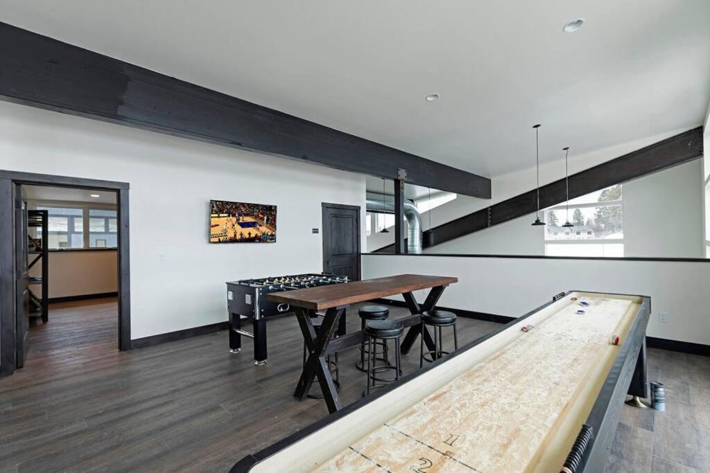 Brand New Upscale Home- Best Location! ホワイトフィッシュ エクステリア 写真