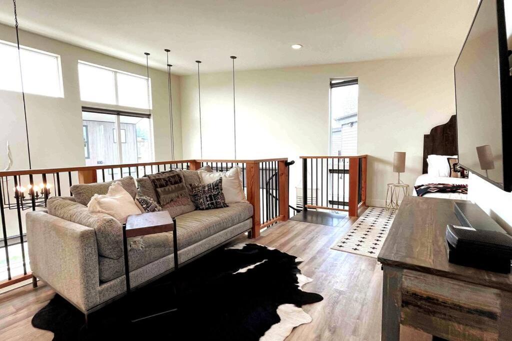 Brand New Upscale Home- Best Location! ホワイトフィッシュ エクステリア 写真