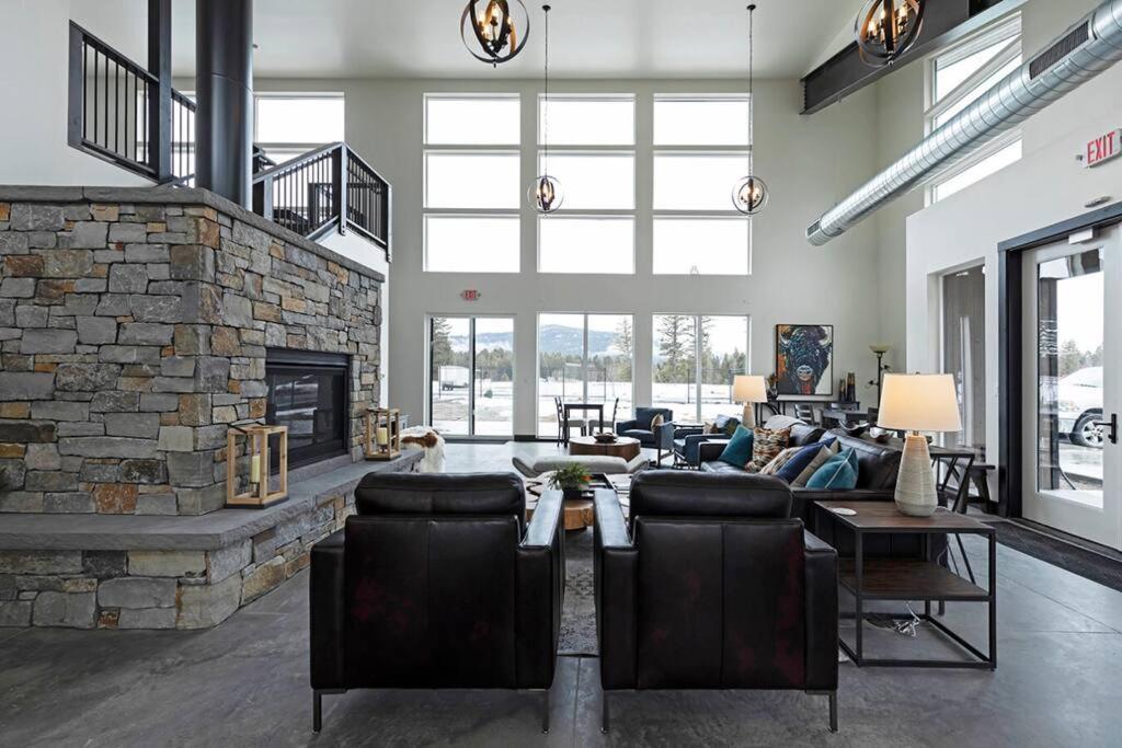 Brand New Upscale Home- Best Location! ホワイトフィッシュ エクステリア 写真