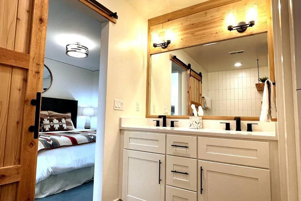 Brand New Upscale Home- Best Location! ホワイトフィッシュ エクステリア 写真