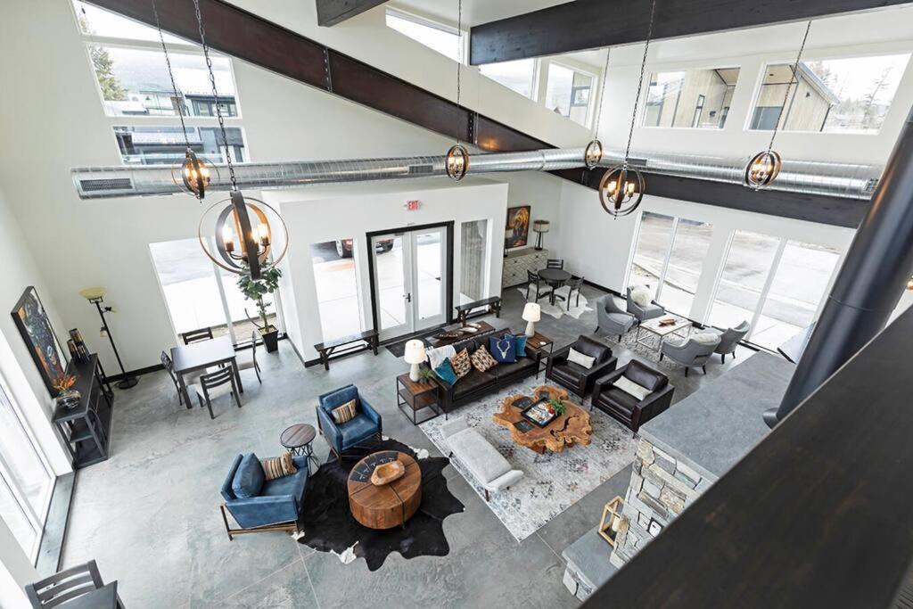 Brand New Upscale Home- Best Location! ホワイトフィッシュ エクステリア 写真