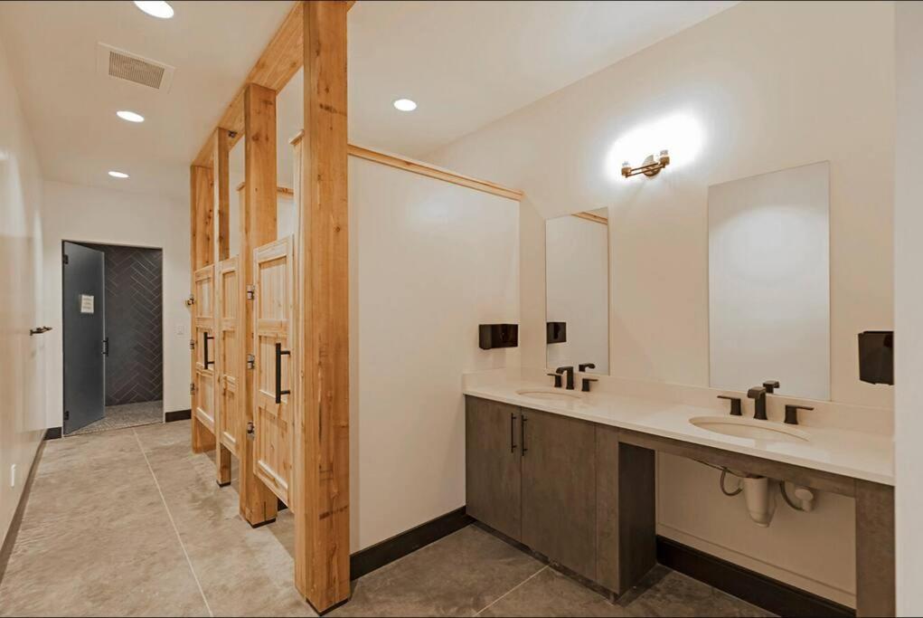 Brand New Upscale Home- Best Location! ホワイトフィッシュ エクステリア 写真