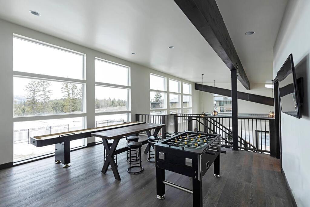 Brand New Upscale Home- Best Location! ホワイトフィッシュ エクステリア 写真