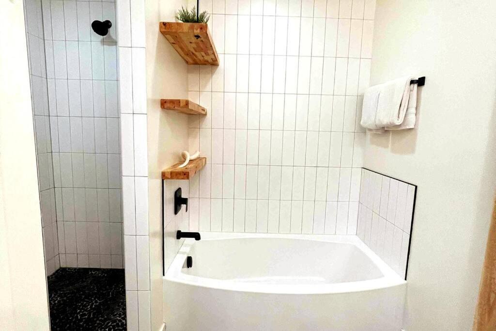 Brand New Upscale Home- Best Location! ホワイトフィッシュ エクステリア 写真