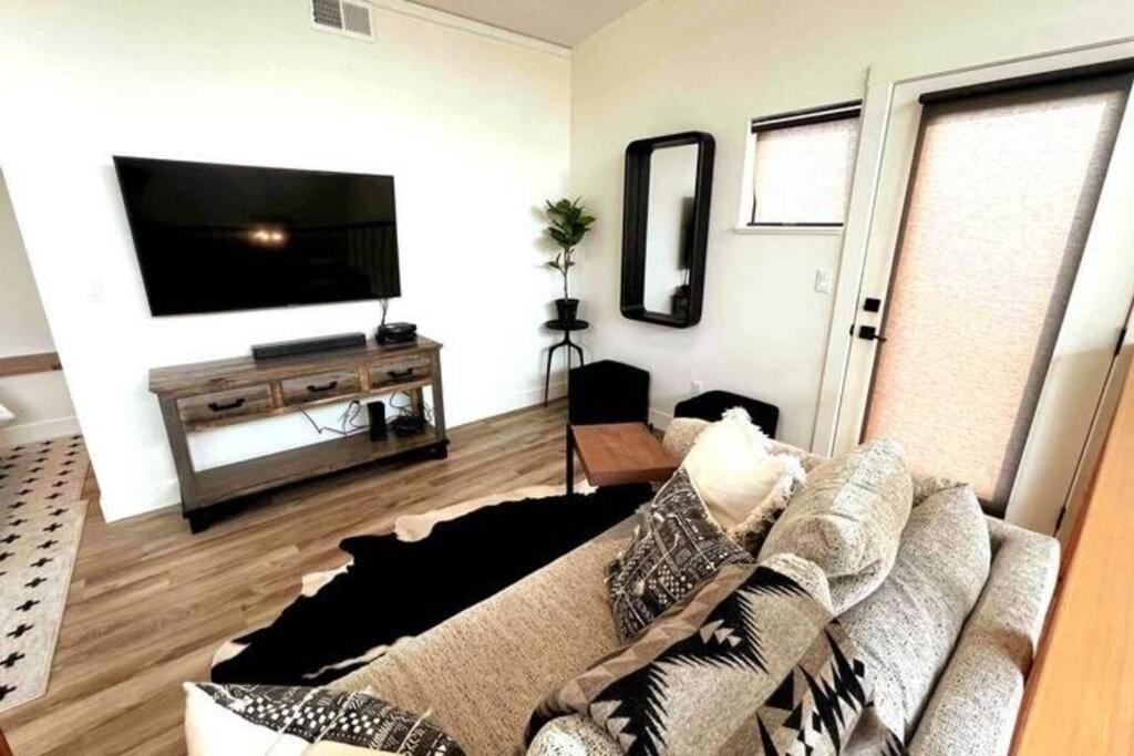 Brand New Upscale Home- Best Location! ホワイトフィッシュ エクステリア 写真