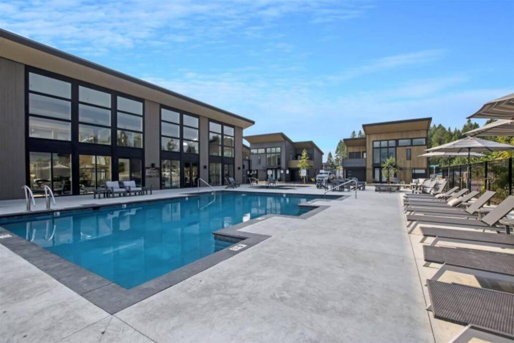 Brand New Upscale Home- Best Location! ホワイトフィッシュ エクステリア 写真